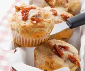 Herzhafte Muffins mit getrockneten Tomaten