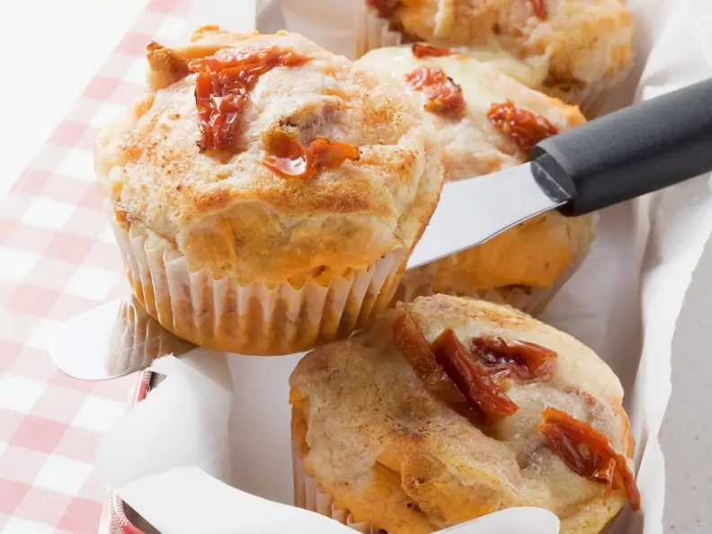 Herzhafte Muffins mit getrockneten Tomaten