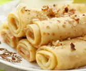 Pfannkuchenröllchen mit Apfel, Erdnussbutter und Nüssen