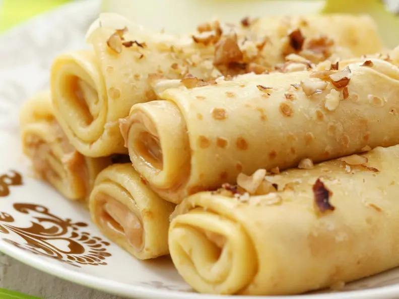 Pfannkuchenröllchen mit Apfel, Erdnussbutter und Nüssen