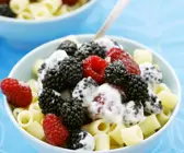 Nudeln mit Beeren-Sahnesoße
