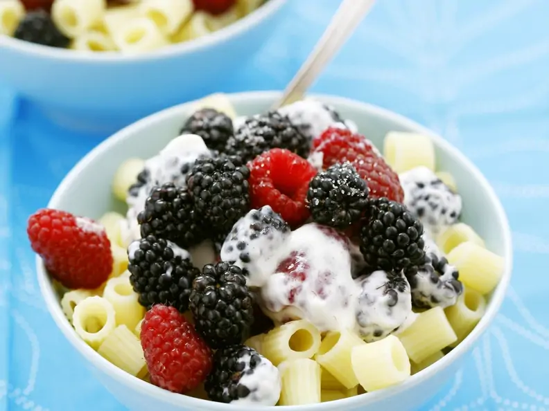 Nudeln mit Beeren-Sahnesoße