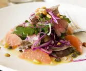 Rindfleisch-Grapefruit-Salat mit Pinienkernen