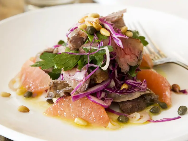 Rindfleisch-Grapefruit-Salat mit Pinienkernen