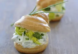 Pikante Windbeutel mit Kräuterquark