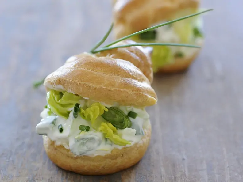 Pikante Windbeutel mit Kräuterquark