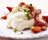 Meringue mit Erdbeeren und Rhabarber