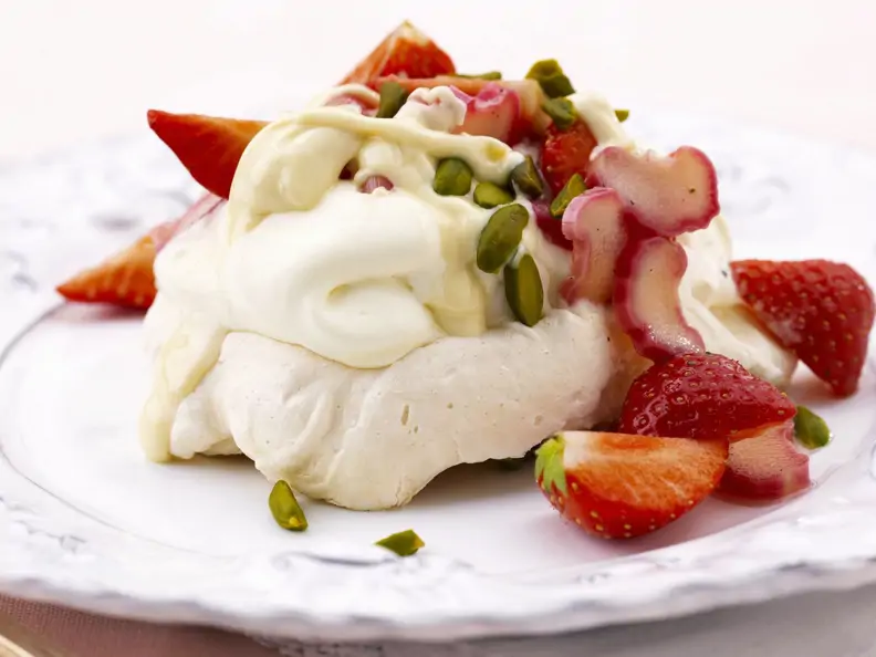Meringue mit Erdbeeren und Rhabarber