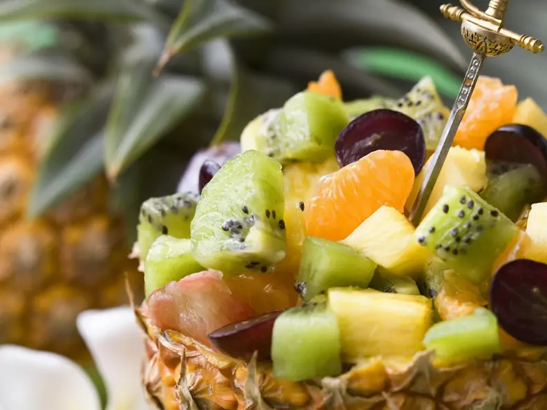 Obstsalat in der Ananas