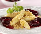 Schupfnudeln mit Butterbröseln und Pflaumen