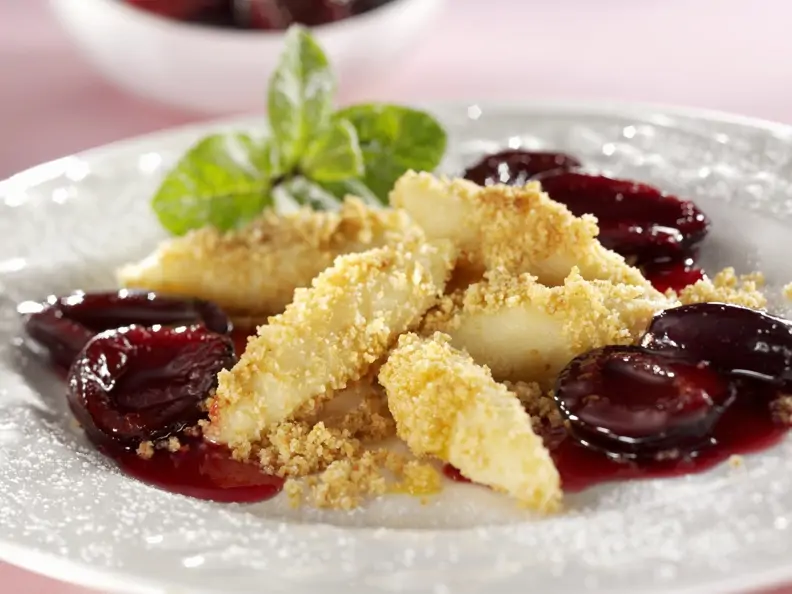 Schupfnudeln mit Butterbröseln und Pflaumen