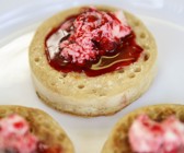 Crumpets mit Frischkäse und Konfitüre
