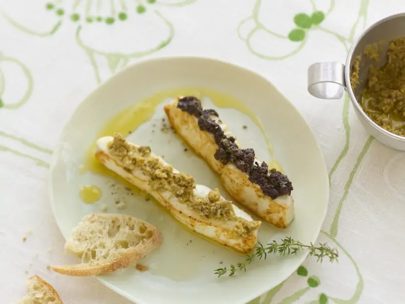 Heilbutt mit grüner und schwarzer Olivencreme