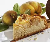 Quittenkuchen mit Quitten im Hintergrund 