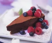 Schokoladen-Trüffel-Kuchen mit Beeren