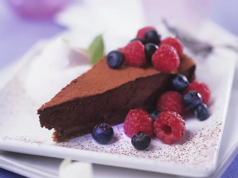 Schokoladen-Trüffel-Kuchen mit Beeren