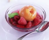 Pfirsich in Roséwein pochiert mit Himbeeren