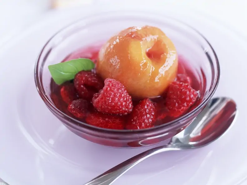 Pfirsich in Roséwein pochiert mit Himbeeren
