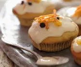 Möhren-Muffins mit Frischkäseglasur