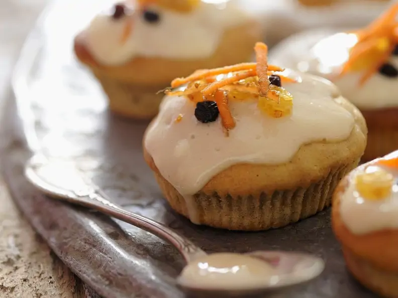 Möhren-Muffins mit Frischkäseglasur