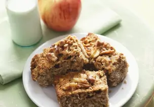 Apfel-Haferflocken-Kuchen mit Nüssen