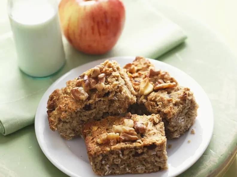 Apfel-Haferflocken-Kuchen mit Nüssen