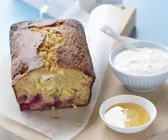 Kastenkuchen mit Äpfeln und Himbeeren