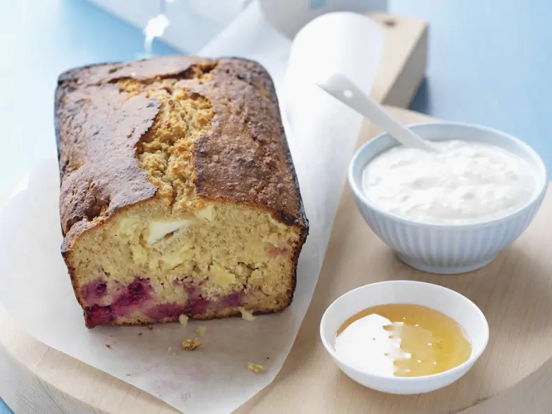 Kastenkuchen mit Äpfeln und Himbeeren