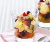 Eis mit Fruchtsalat