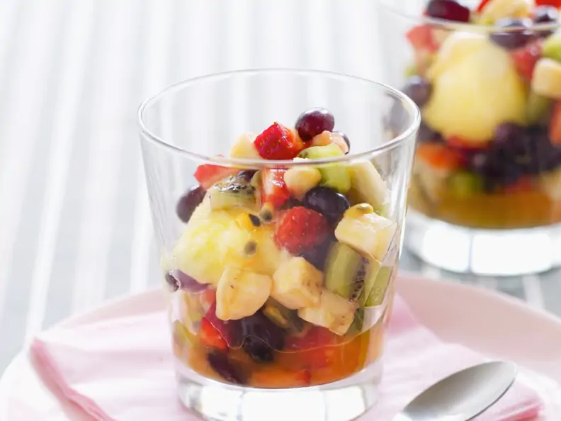 Eis mit Fruchtsalat