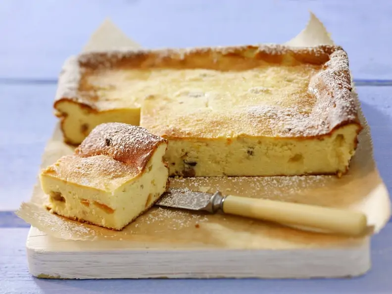 Käsekuchen vom Blech mit Rosinen