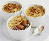 Crumble mit Pfirsich und Heidelbeeren