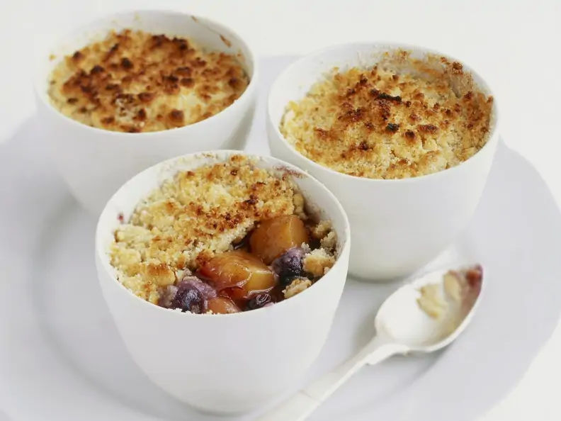 Crumble mit Pfirsich und Heidelbeeren