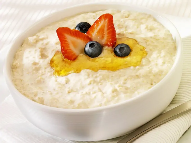 Porridge mit Honig und Beeren