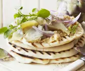 Fladenbrot mit Hummus und eingelegten Artischocken
