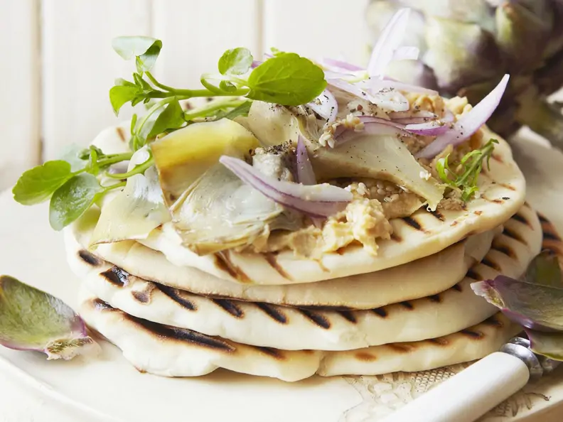 Fladenbrot mit Hummus und eingelegten Artischocken