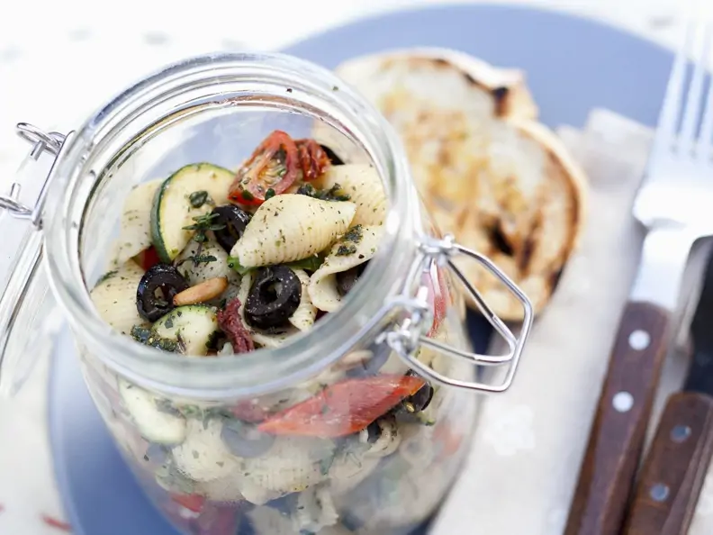 Mediterraner Nudelsalat