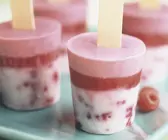 Joghurt-Beeren-Eis am Stiel
