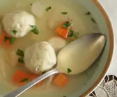 Klößchen aus Matzen in Gemüsebrühe