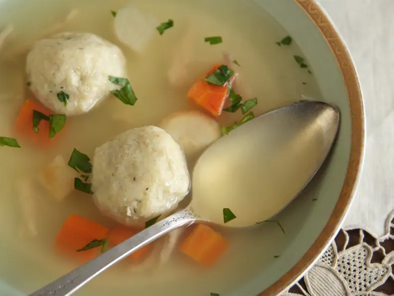 Klößchen aus Matzen in Gemüsebrühe