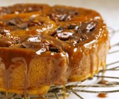 Zimt-Schneckenkuchen mit Karamell glasiert