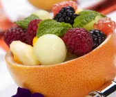 Fruchtsalat in der Grapefruit