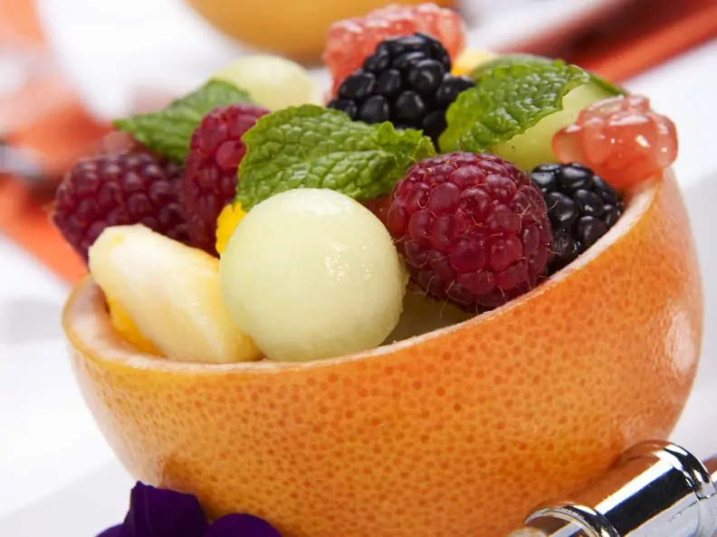 Fruchtsalat in der Grapefruit