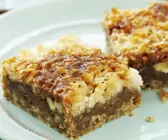 Kokosblechkuchen auf blauem Teller 