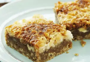 Kokosblechkuchen auf blauem Teller 