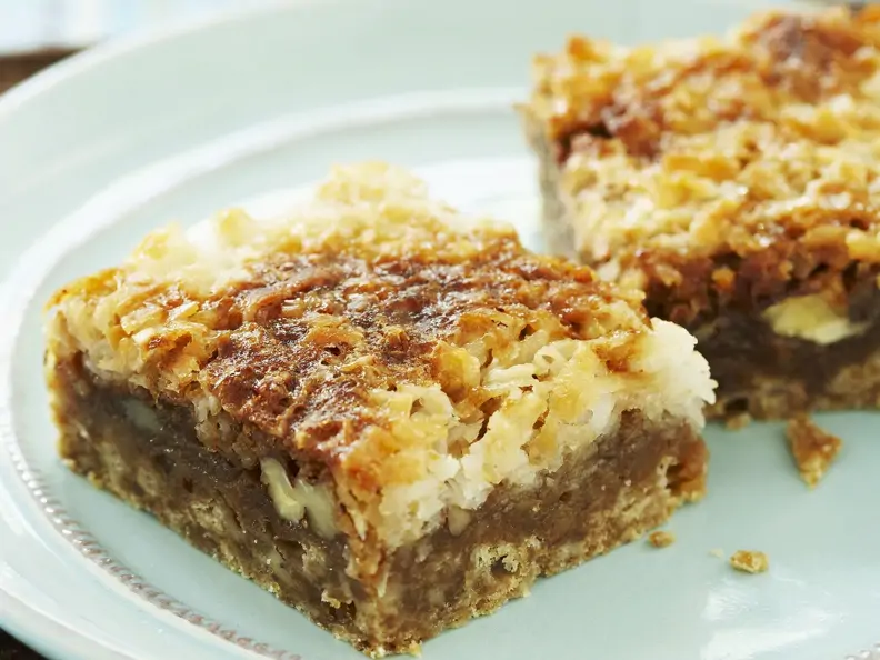 Kokosblechkuchen auf blauem Teller 