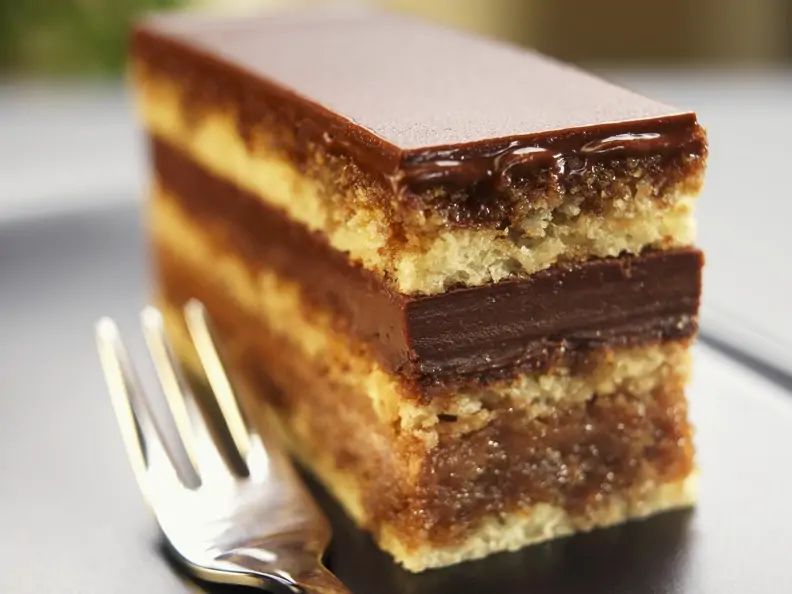 Schoko-Mandel-Schnitte mit Kaffeesirup