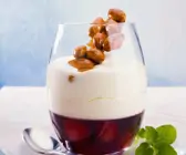 Griechischer Joghurt mit Kirschen und Mandeln