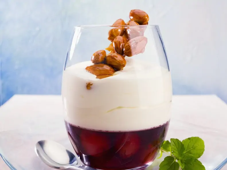 Griechischer Joghurt mit Kirschen und Mandeln