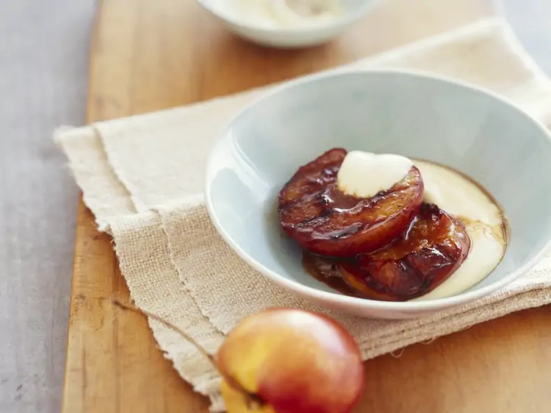 Gegrillte Nektarinen mit Creme